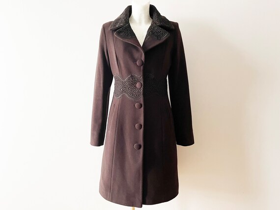 Fitted top shop coat