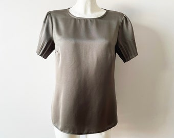 Vintage silkeslen blus: Kortärmad damtopp för kontoret, storlek Medium
