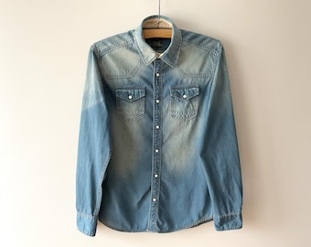 Camisa vaquera vintage: Camisa de algodón azul con botones a presión para hombre (talla M)