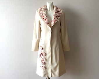 Casaco feminino de lã branca marfim com rosas bordadas, casaco feminino MOSCHINO com cinto, casaco de grife, ideia de presente para ela, casaco tamanho pequeno