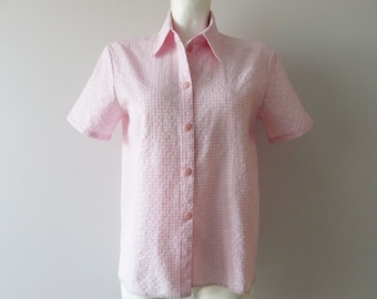 Blusa vintage de los 80 con bordados y ojales: Camisa de manga corta color rosa pétalo