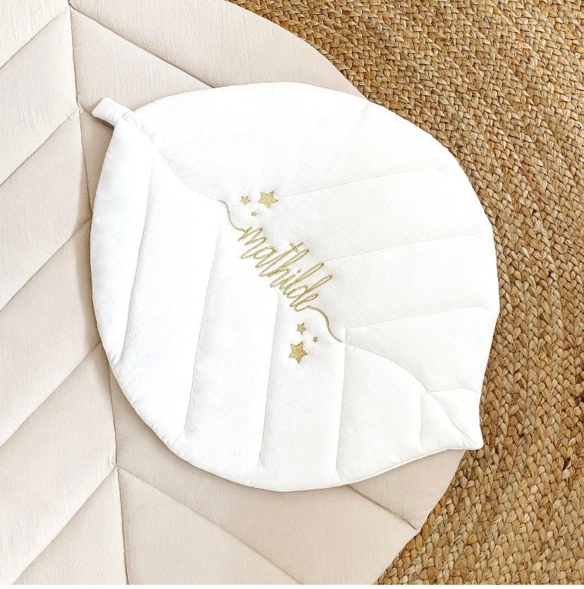 Quilted sheet embroidered in washed cotton, bloom collection.