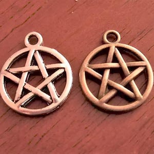 Dijes de pentáculo diminutos - 3/4", acabado plateado o peltre