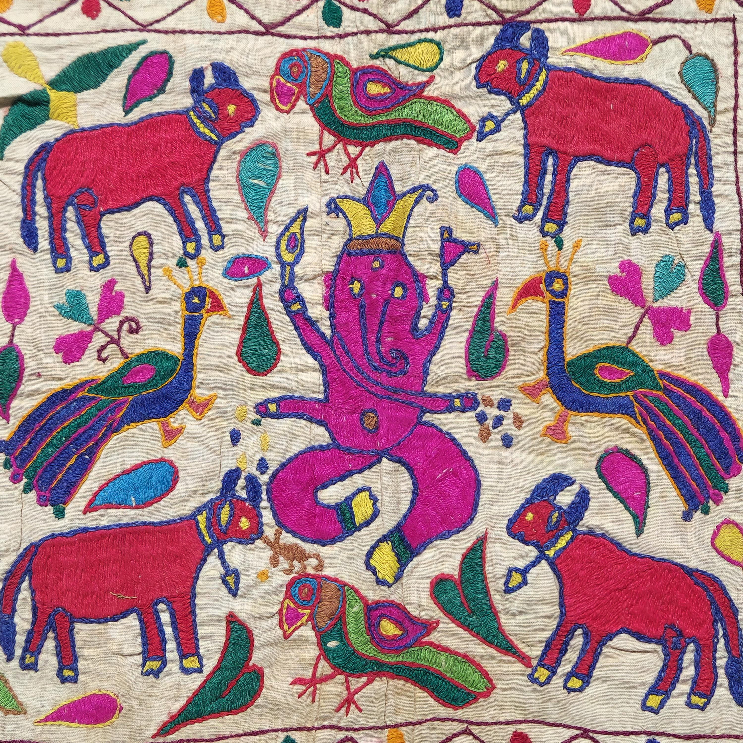アンティークのカッチ刺繍ガネーシャ壁掛け：インドの宗教芸術 - Etsy 日本