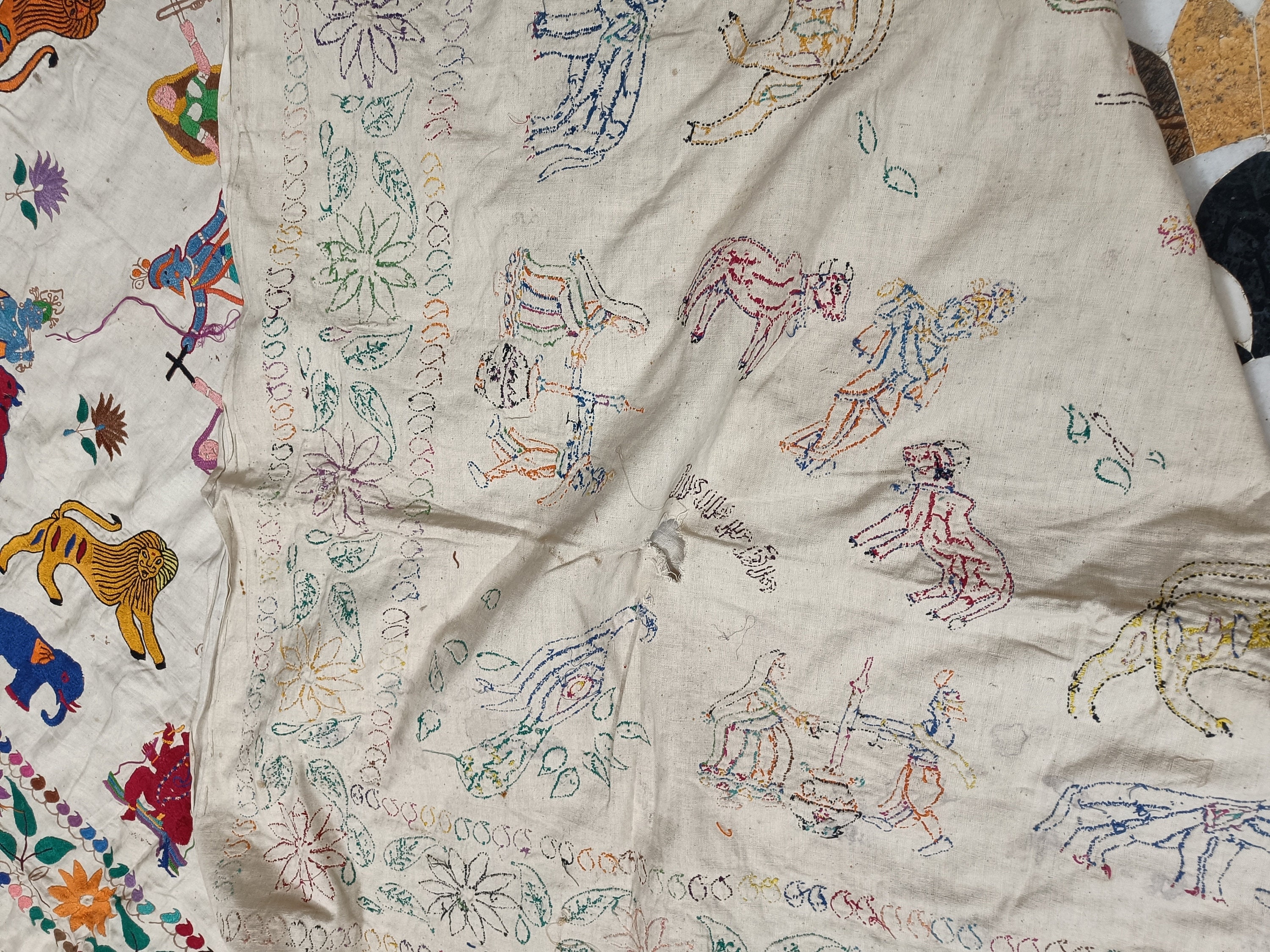 Grande Tapisserie Vintage Indienne Fait Main – Broderie Soie Motifs Fleurs – 4x3 Pieds