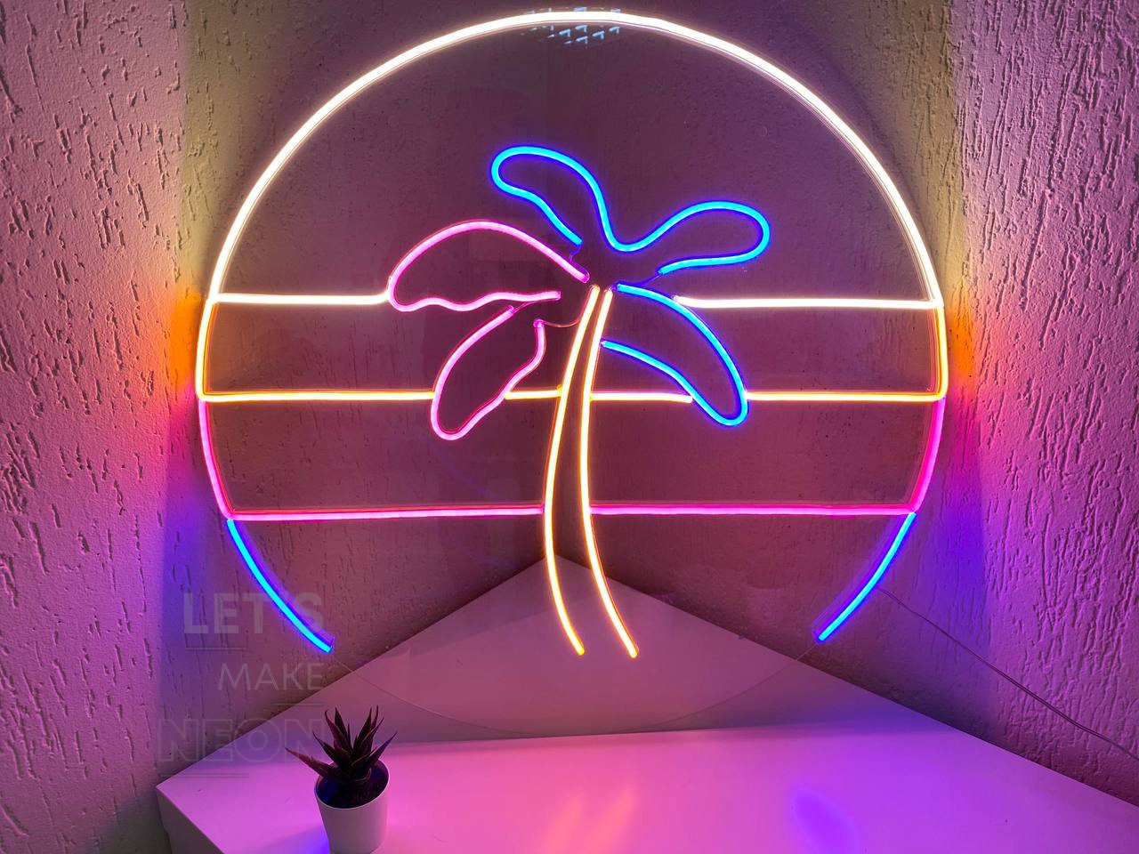 ヤシの木のレトロな 80 年代のネオンライト、ネオンサイン、壁の