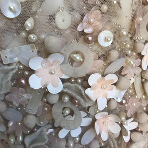Exquisite Luxus Couture Einzelstück Elfenbein Handgefertigt mit Perlen und Applikation Tüll Stoff-- Verkaufter Massenware