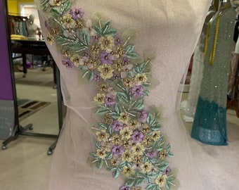 Aplique floral con cuentas bordadas a mano: adorno de lujo