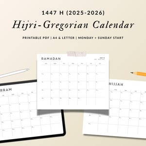 Könnte beinhalten: Druckbarer Hijri-Gregorianischer Kalender für 1447 H (2025-2026). Das Design umfasst drei Kalenderseiten mit den Bezeichnungen Muharram, Ramadan und Hijjah. Der Kalender ist in A4- und Letter-Größe mit Montag- und Sonntag-Startoptionen erhältlich. Ein Bleistift und ein Stift sind ebenfalls sichtbar.
