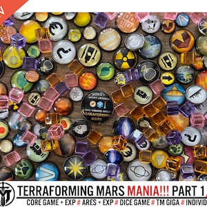 Puede incluir: Una imagen de primer plano de una variedad de piezas de juego coloridas para el juego de mesa Terraforming Mars. Las piezas incluyen pequeños cubos, fichas redondas y discos más grandes. Las fichas presentan varios símbolos e imágenes, incluyendo un planeta, un cohete y un edificio. El texto "Terraforming Mars Mania!!! Part 1/2" es visible en la parte inferior de la imagen.