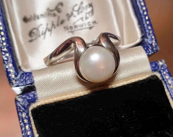 Beautiful Preloved Sterling Silver Pearl Ring Size N 1/2 White Pearl Ring Size 7 925 Silver Pearl Statement Ring for Women