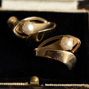 Beautiful Vintage Clip on Earrings Screw Back Earrings Pearl Clip Earrings Vintage Flower Earrings Gold Plated Boxed Earrings for Women