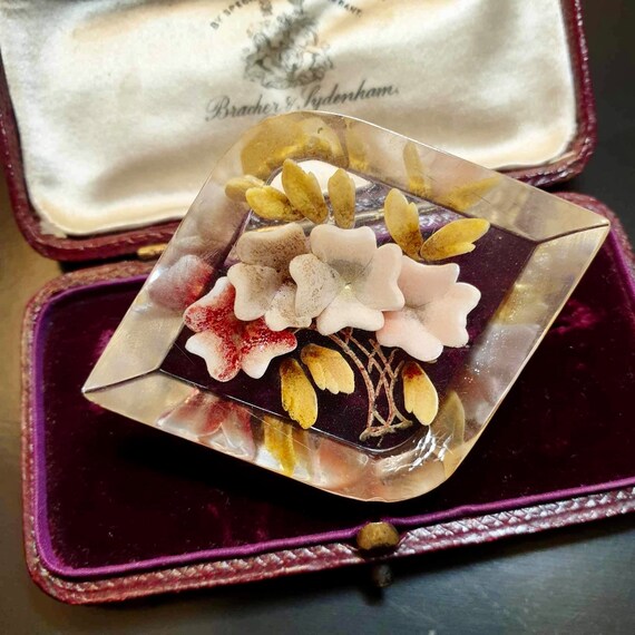 Broche Ancienne Vintage En Lucite Sculptée - Fleurs Inversées Style Art Déco - Occasion