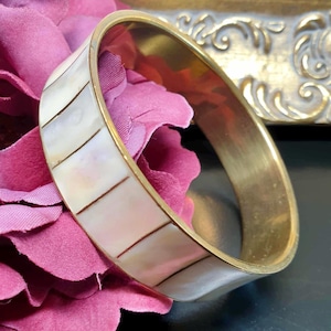 Beau bracelet jonc vintage en nacre, large bracelet en nacre, bracelet jonc des années 1960, bracelet bohème, bijoux vintage pour femme
