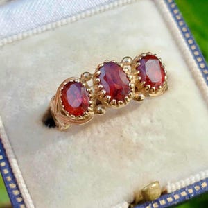 Hermoso anillo vintage de granate, talla L 1/2, anillo de granate en oro amarillo de 9 quilates, anillo de trío de granate en oro macizo, anillo de granate en oro de 9 k, talla 6, anillo multipiedra.