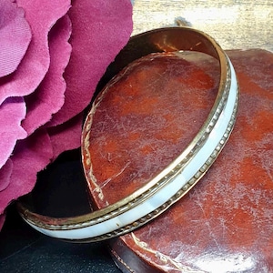 Beau jonc vintage en nacre, bracelet en nacre, jonc des années 1960, jonc en laiton, superposition de bracelets, bijoux vintage bohème