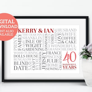 Könnte beinhalten: Ein gerahmter Druck mit einem Wortwolken-Design, das einen 40. Hochzeitstag feiert. Die Wörter sind in Grau und Rot, die Zahl "40" in Rot. Der Text lautet "Kerry & Ian, Ehemann & Ehefrau, 40 Wunderbare Jahre, 24. September 2017".