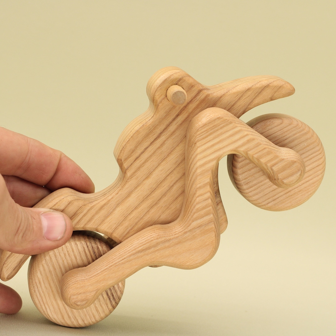 Juguete de moto de madera hecho a mano: regalo ecológico y