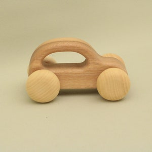 Carro de madeira natural feito à mão: brinquedo Montessori para crianças