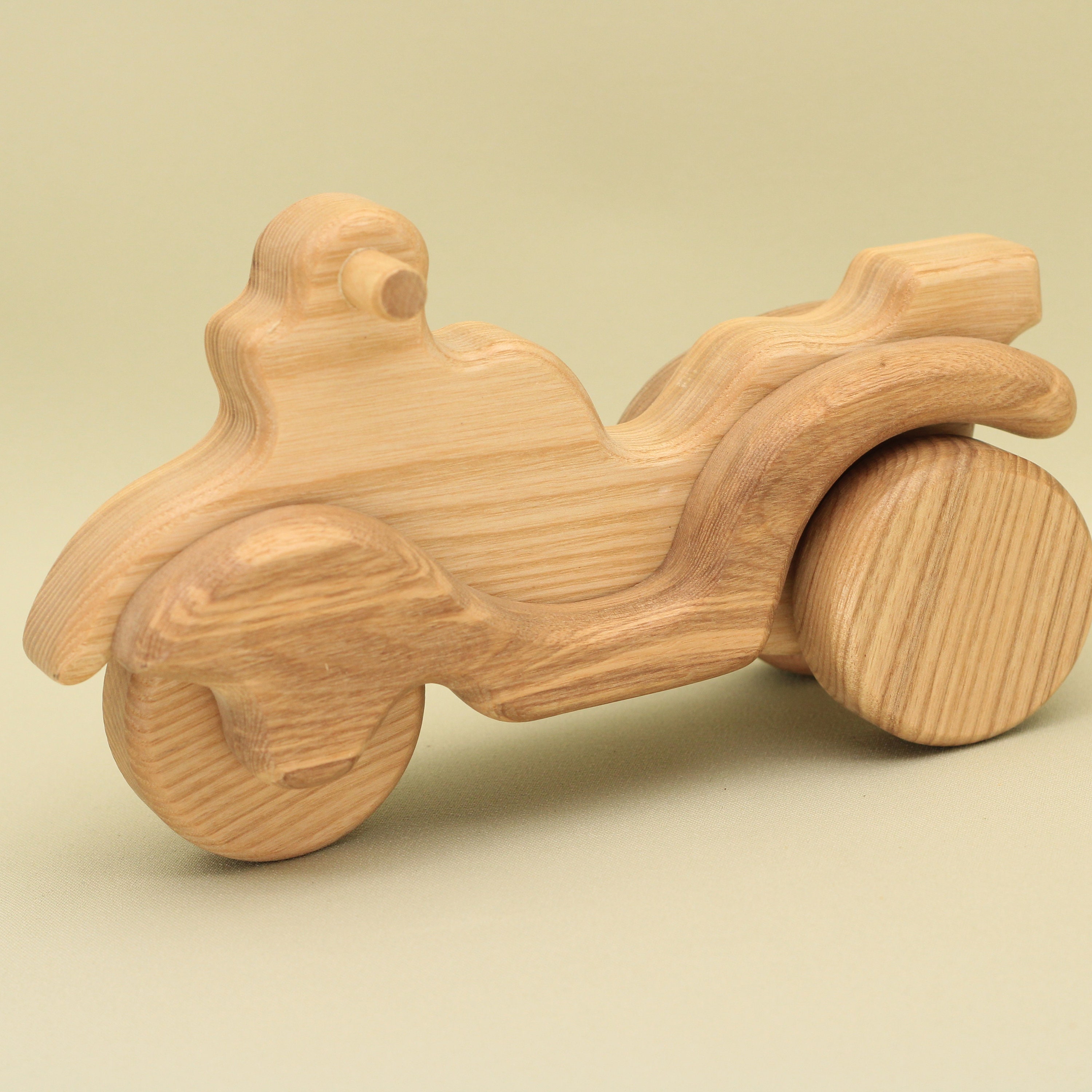 手作りの木製三輪車バイク：動く車輪付きのオーガニックベビーおもちゃ