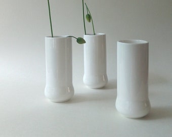 Porzellan Vase. Weiße Vase. Knospe Vase. Zeitgenössische Vase. Vergoldete Vase. Schlichte Vase. Minimalistische Vase. Luxus Vase. 24 Karat vergoldete Vase.