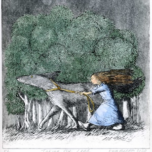 Puede incluir: Una ilustración en blanco y negro de una niña con un vestido azul paseando a un lobo con una correa por un bosque. El texto "Taking the Lead" está escrito debajo de la imagen. El nombre del artista y el año están escritos en la esquina inferior derecha.
