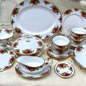 Royal Albert OLD COUNTRY ROSES 1st Edition Dinner Service in Perfect Condition and Made in England. Individually sold, Tureen, Dinner Plates