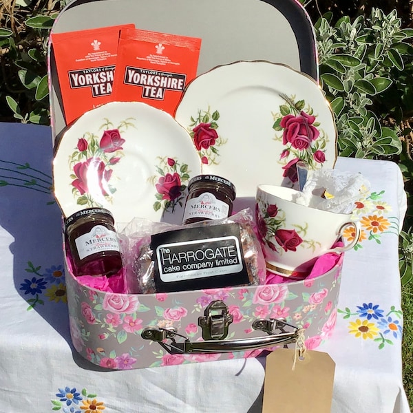 Personalised Yorkshire Afternoon Tea Hamper, Vintage Teacup Set, Yorkshire Tea, Gift for Her, Birthday Gift,British Hamper, Mothers Day Gift