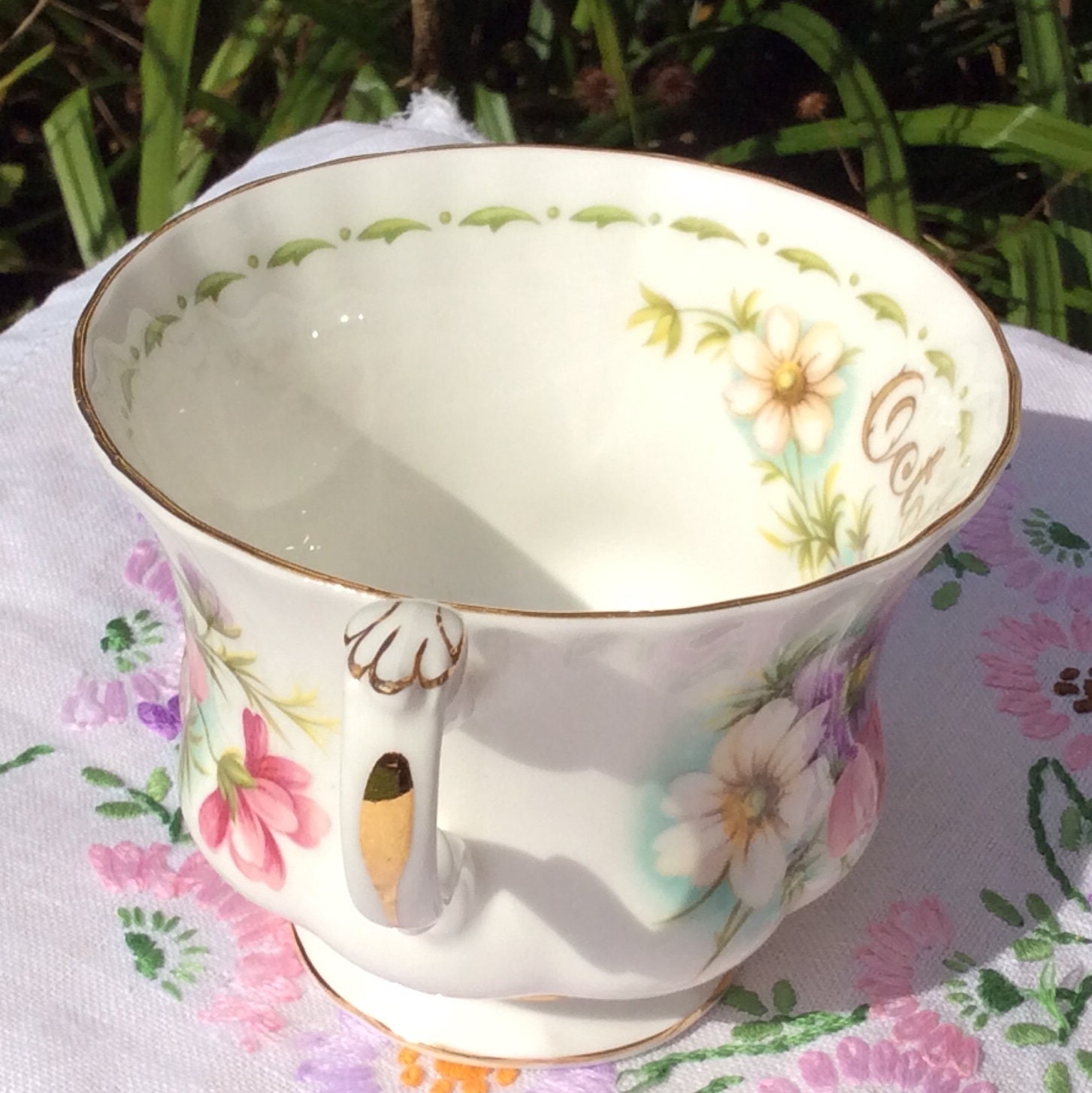 Tasse a the cafe porcelaine anglaise queen's royal albert mois de mai