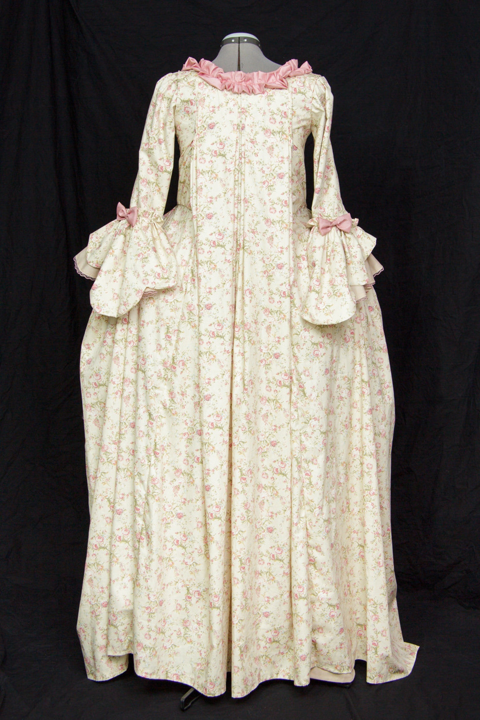 Squiggles Lap Shoulder Gown Rococo Heart main image 1