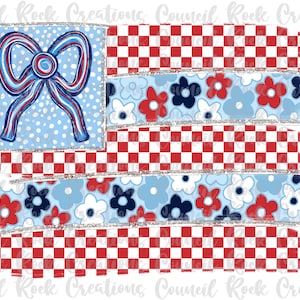 Può includere: Un design patriottico con un fiocco ed elementi della bandiera. Il design incorpora colori rosso, bianco e blu con un fiocco su uno sfondo blu a pois, motivi a scacchi rossi e bianchi e accenti floreali.