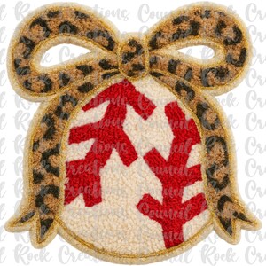 Puede incluir: Un parche con temática de béisbol con un diseño de béisbol con costuras rojas sobre un fondo crema. El béisbol está enmarcado por un lazo con estampado de leopardo. Adecuado para diversos proyectos de manualidades.