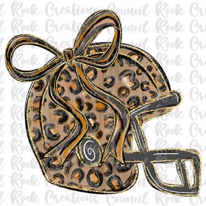 Könnte beinhalten: Digitale Illustration eines Football-Helms mit Leopardenmuster. Der Helm ist braun, schwarz und orange, mit einem schwarzen Gesichtsschutz und einer dekorativen Schleife oben. Goldglitzer akzentuiert das Design.
