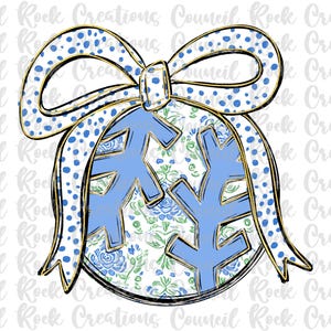 Puede incluir: Un adorno navideño azul y blanco con un diseño de copo de nieve y un lazo azul y blanco de lunares. El adorno está rodeado por un contorno dorado.