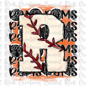 Könnte beinhalten: Ein weißer Baseball-Buchstabe R mit roten Nähten und braunen Ranken. Der Buchstabe ist von einem verwitterten orangenen Hintergrund umgeben, auf dem das Wort "RAMS" in Schwarz wiederholt wird.