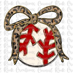 Puede incluir: Un adorno navideño blanco con un diseño de copo de nieve rojo. El adorno está decorado con un lazo de leopardo marrón y dorado.
