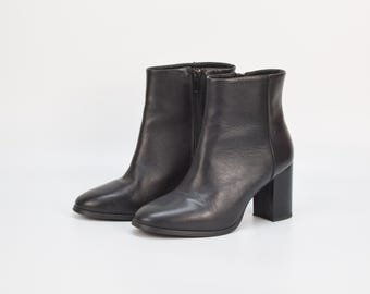 Botas vintage de couro preto até o tornozelo: botas de salto bloco com zíper, tamanho 6,5 EUA