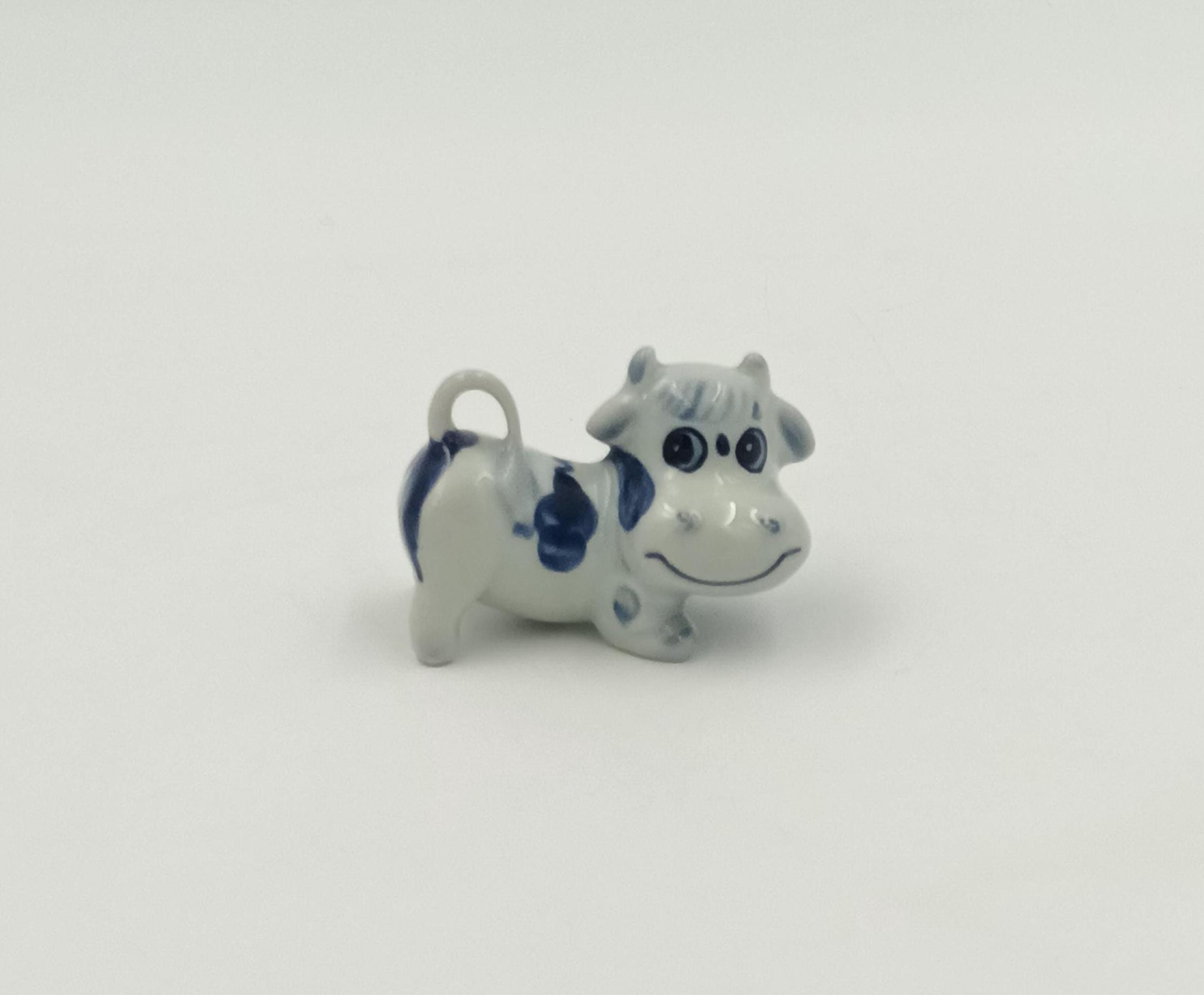 ヴィンテージ磁器牛の置物/青と白の手描きのブロー彫刻/収集価値のある