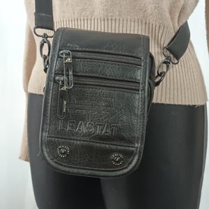 Sac banane ou bandoulière unisexe en cuir végétalien et toile (Noir) | Sac à main zippé à nombreuses poches pour homme | conçu à Tokyo
