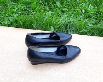 vintage leather black women shoes wedge flats / pointy loafers / Size 6 1/2 UK / Made in Finland