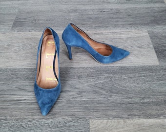 vintage women blue suede leather pumps / slip on shoes / size 38 EU / pointy toes / high heel french stiletto footwear / ELLE