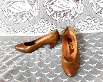 Vintage tan brown Leather women pumps / pointy toe / German RETRO shoes / chunky heels / Size UK 5