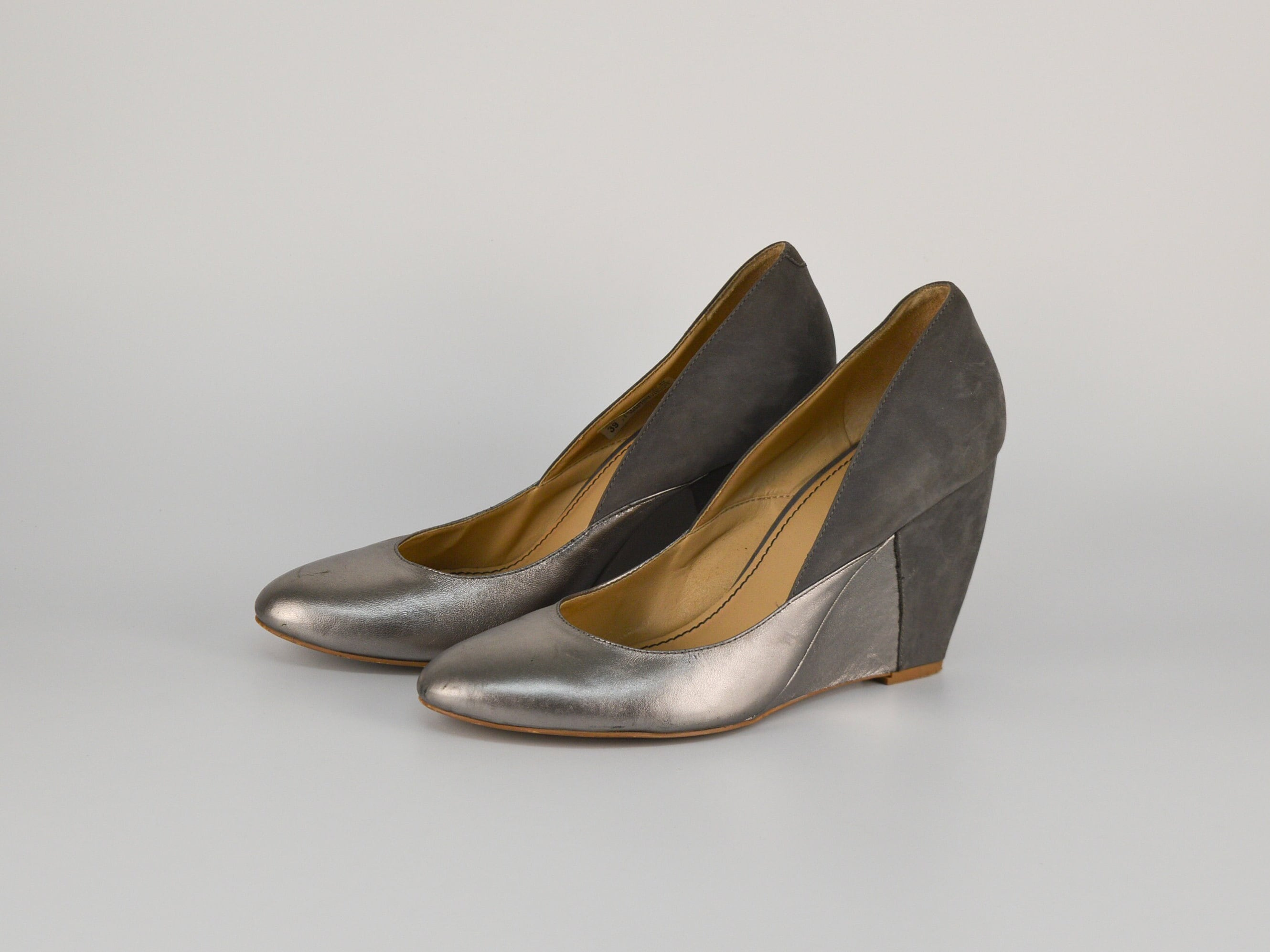 Leather and Suede Wedge Pumps in silver Gray | Two Tone Round Toe High Wedge Heel Shoes for Women | Size EU 41 | Arezzo Made in Brazil
