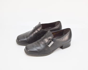 Mocasines vintage de piel negra con punta cuadrada y tacón grueso, talla 7.5