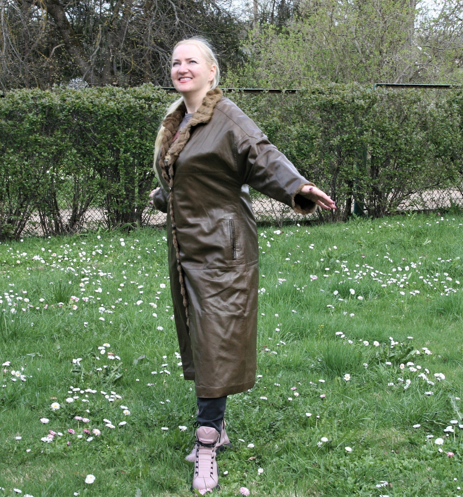Vintage Leather Women Brown Trench Coat / Buttoned Midi Vintage Leather Women Brown Trench Coat / Buttoned Midi