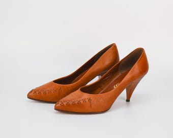 Vintage läderpumps med kitten heel: Cognacbruna slip-ons, EU 40