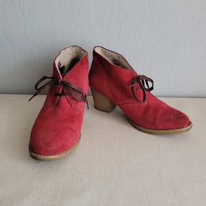Vintage suède enkellaarsjes in koud rood | Hoge haklaarzen met veters en voering van imitatiebont voor dames | Maat: EU 37 | Tamaris