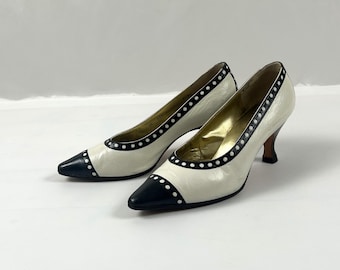 Zapatos de tacón vintage de piel blanca y negra para mujer: Zapatos italianos (7.5US / 38.5 EU)