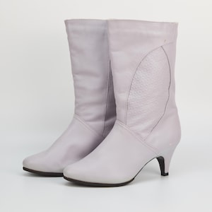 Vintage leren kalfslaarzen in lichtpaars | Retro enkellaarsjes met spitse neus en kittenhak voor dames | Maat 38,5 EU van Rigas Apavi 1988