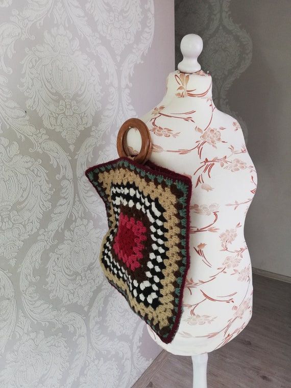 Vintage crochet handbag with wooden top handle / … - image 3